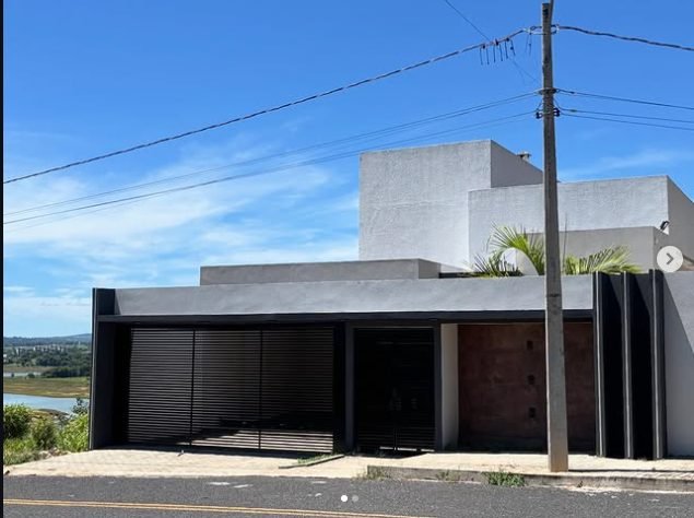 Portões metálicos em residência de alto padrão